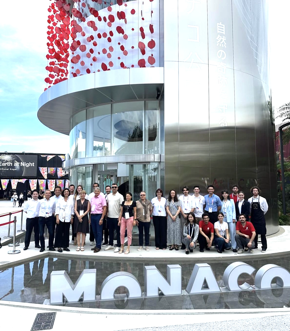 1-Osaka- Mme Isabelle Berro-Amadéï Ministre des Affaires Etrangères de MOnaco avec l'équipe de Pavillon Monaco.png