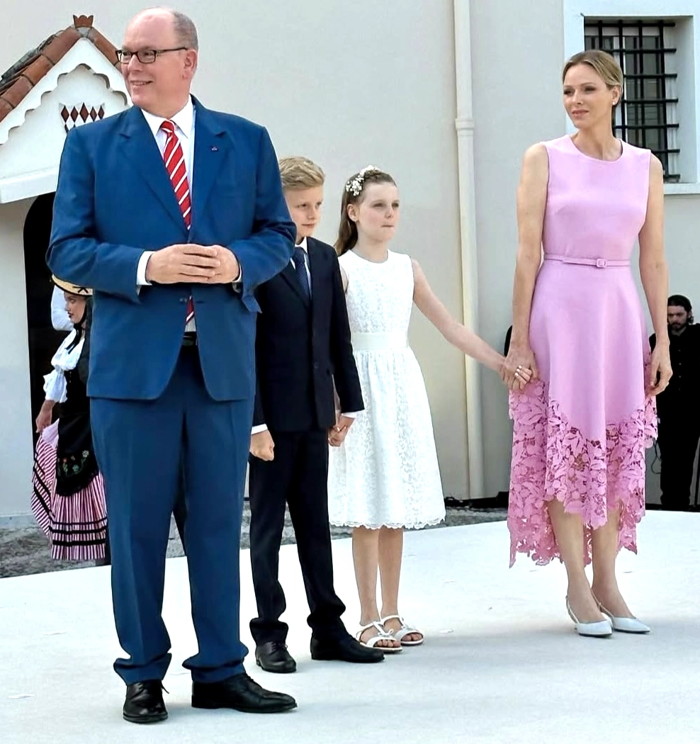 5-S.A.S.le Prince devant les Monégasques accompagné de S.A.S. la Princesse Charlène, le Prince Héréditaire Jacques et la Princesse Gabriella.png